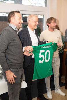Trikot zum 50 Vereinsjubiläum für Martin Brandt(Mitte), überreicht von Alexander Bremer(li) und Marcel Buchholz(re)